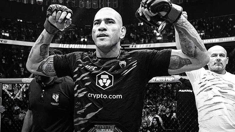 Alex "Poatan" Pereira comemora a reconquista do cinturão peso-meio pesado após a vitória sobre Magomed Ankalaev na luta principal do UFC 320. (Foto por Jeff Bottari/Zuffa LLC)