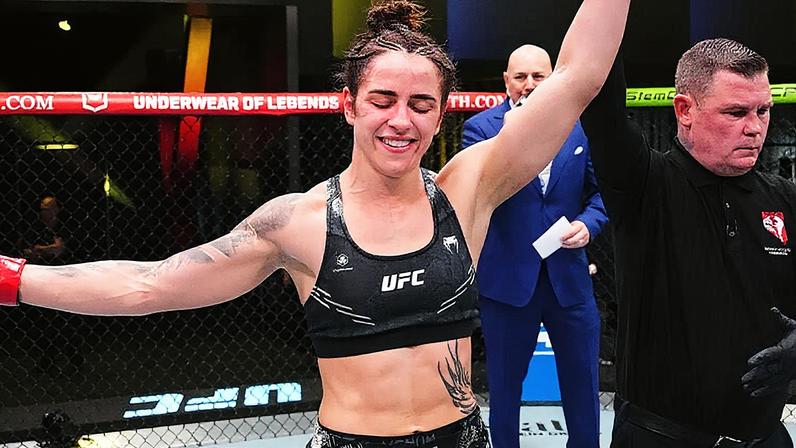 Norma Dumont caminha ao Octógono antes da luta com Aspen Ladd no UFC Fight Night no UFC Apex em outubro de 2021 (Chris Unger/Zuffa LLC)