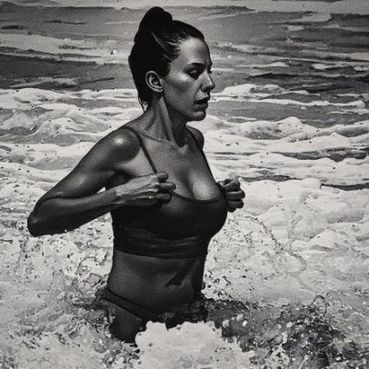 Bárbara Coelho encara frente fria e faz banho de mar em praia carioca
