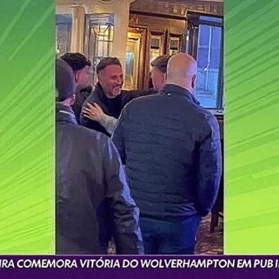 Vítor Pereira é contido por jogadores em discussão com torcida dos Wolves, vídeo