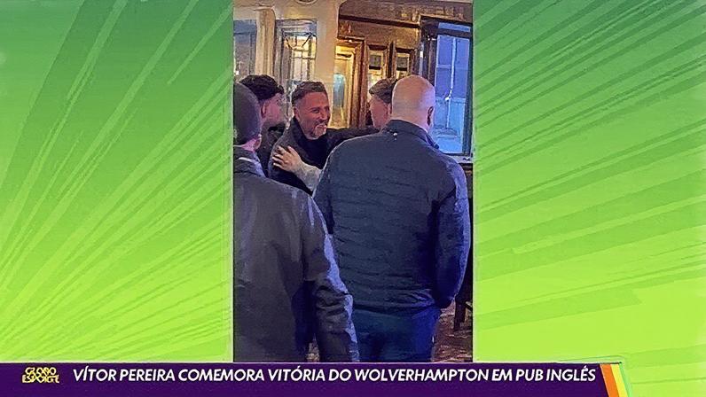 Vítor Pereira discute com torcedores do Wolverhampton — Foto: Getty Images