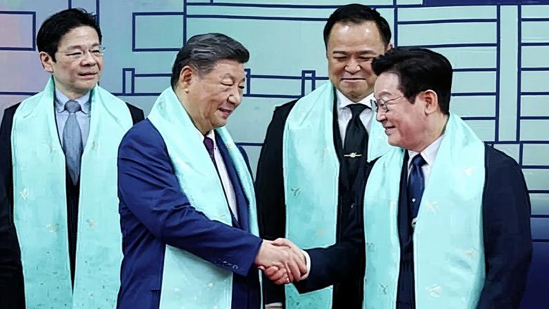 Chinese president Xi Jinping shakes hands with South Korean president Lee Jae Myung at the Apec summit.