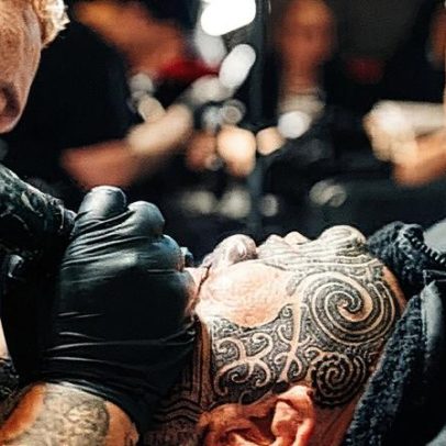 Cabeças antigas preservadas revelam segredos enquanto tatuagens Māori ressurgem