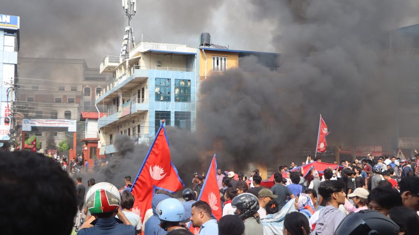 Manifestantes nepaleses da Geração Z de 2025 em frente ao escritório de Bharatpur Mahanagarpalika