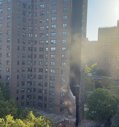 Fachada de prédio de 20 andares desaba em Nova York