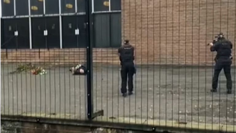 Pessoas se abraçam após ataque do lado de fora de sinagoga em Manchester 02/10/2025 REUTERS/Phil Noble/Proibida reprodução