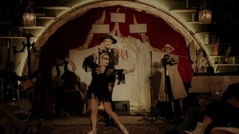 Artistas se apresentam no Kura Zazz, evento que ocupa antigo convento no Ipiranga com tema cabaré