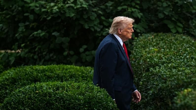 O presidente dos EUA, Donald Trump, caminha em direção ao Rose Garden da Casa Branca em Washington, D.C.