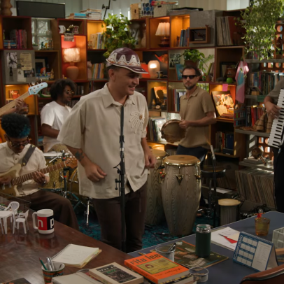 Tiny Desk Brasil estreia com apresentação intimista de João Gomes
