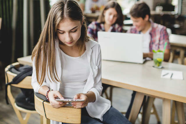 Em média, sete a cada dez estudantes do ensino médio utilizam IA em pesquisas - Reprodução/Freepik