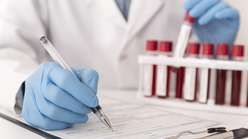 Exame se baseia na identificação de proteínas associadas ao Alzheimer no plasma - Foto: Reprodução/Freepik