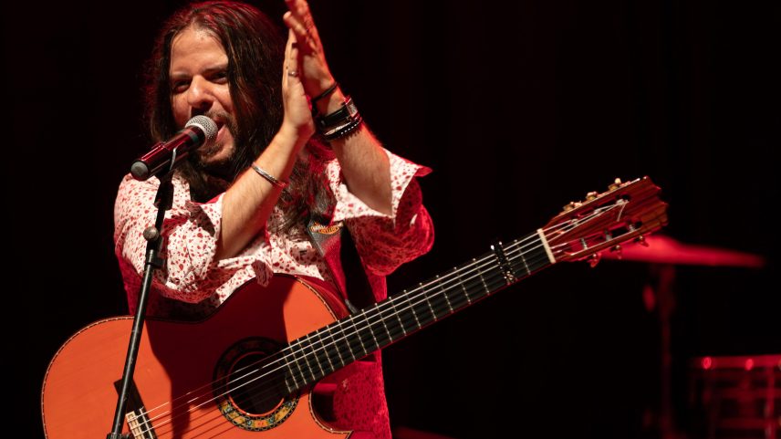 Flavio Rodrigues é vocalista, toca violão e guitarra flamenca