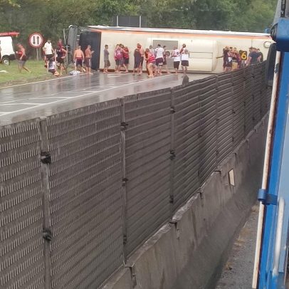 Ônibus de torcedores do Flamengo capota a caminho da Argentina