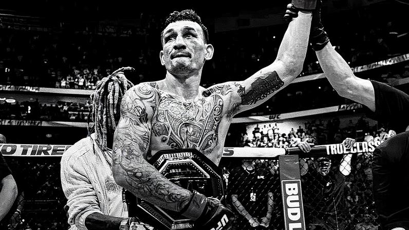 Max Holloway defende o cinturão BMF após vencer Dustin Poirier na luta principal do UFC 318. (Foto por Cooper Neill/Zuffa LLC)