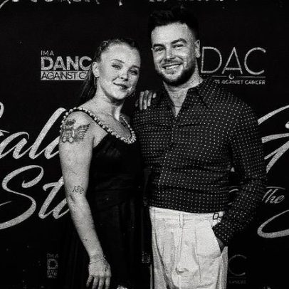 JoJo Siwa faz estreia no tapete vermelho com o namorado Chris Hughes