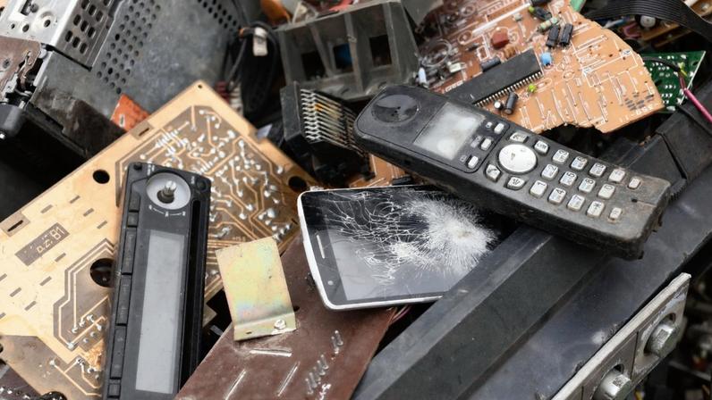 Os problemas causados são diversos, dentre estes o aumento da quantidade de lixo eletrônico na natureza – Foto: Freepik