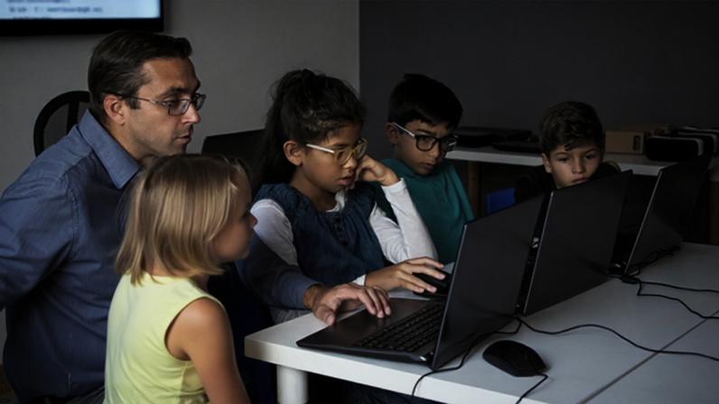 A IA deve ser utilizada como uma ferramenta assistente e não como substituto do professor ou da atividade do estudante – Imagem: Montagem com phc.vctor/Freepik e Wikipédia