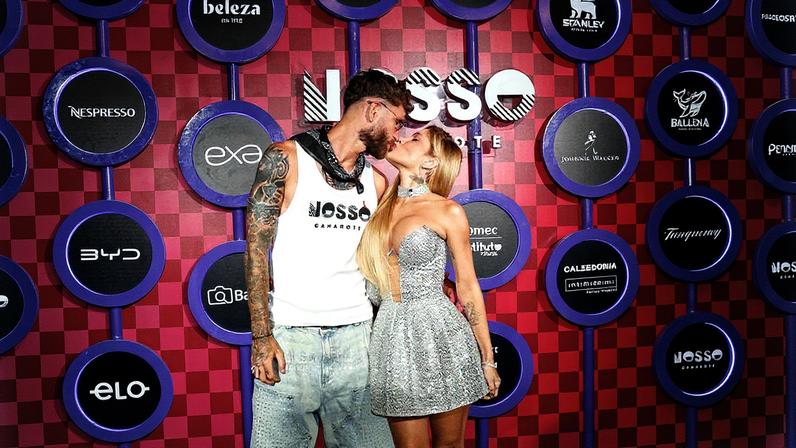 Leo Pereira e Karoline se beijam no carnaval — Foto: Paulo Tauil e Eduardo Martins/BrazilNews