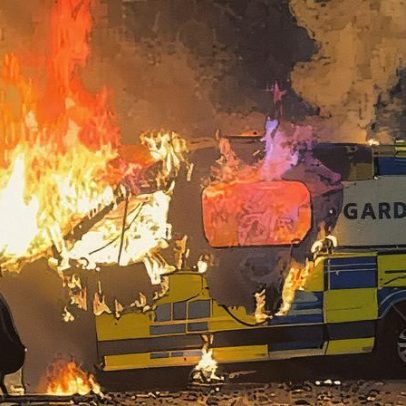 Viatura da polícia incendiada em protestos em Dublin contra hotel que abriga requerentes de asilo