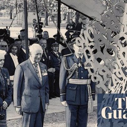 Rei Charles deposita flores no memorial de veteranos LGBT+ das forças armadas
