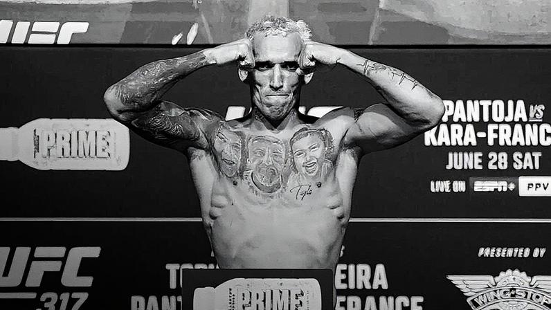 Charles Oliveira posa na balança durante a pesagem do UFC 317, em junho de 2025. (Jeff Bottari/Zuffa LLC)