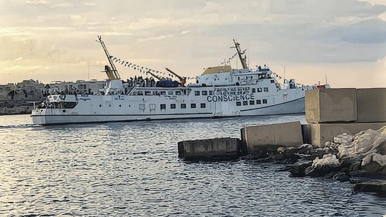 El barco 'Conscience', el más grande de la nueva flotilla de 11 embarcaciones que navega rumbo a Gaza desde Italia, a su salida del puerto de Otranto, en el sur del país.