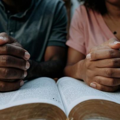 7 Maneiras para Casais Crescerem Juntos Espiritualmente no Ano Novo