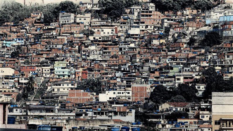 Conheça as facções inimigas do Comando Vermelho, alvo de operação no Rio de Janeiro. Na foto, favela da Rocinha, a maior do país. (Foto: Antonio Lacerda / EFE)