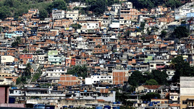 (Foto: Antonio Lacerda / EFE) Especialistas alertam que ações das forças de segurança precisam ser coordenadas para manter controle em comunidades.