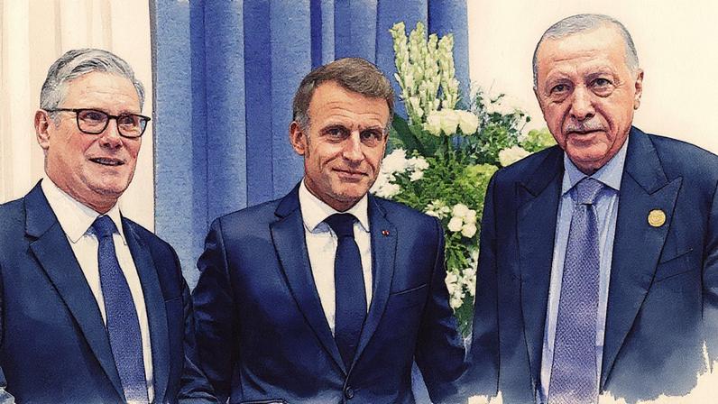 Erdoğan (right) in Sharm el-Sheikh with Keir Starmer (left) and Emmanuel Macron on Monday.