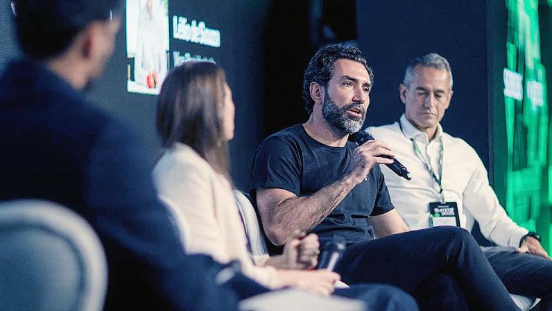 No iFood, uso de IA tem impacto crescente sobre o resultado operacional, diz CEO | Diego Barreto (ao centro), CEO do iFood, ao lado de Patricia Kessler, Diretora do Bradesco Experience, e Lélio de Souza, VP de Soluções para a Prática Médica da Afya, em painel do Bloomberg Línea Summit 2025, em São Paulo (Foto: Bloomberg Línea)