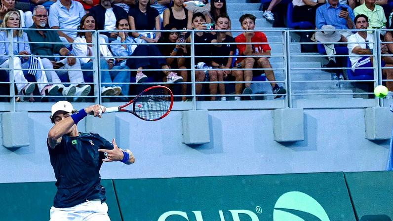 João Fonseca na vitória histórica sobre Tsitsipas na Davis (Foto: André Gemmer/CBT)