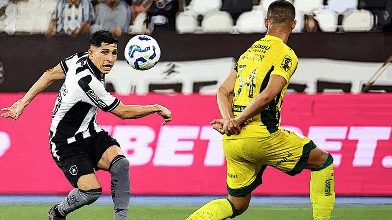 Marlon Freitas em ação pelo Botafogo contra o Mirassol (Foto: Vítor Silva/Botafogo)