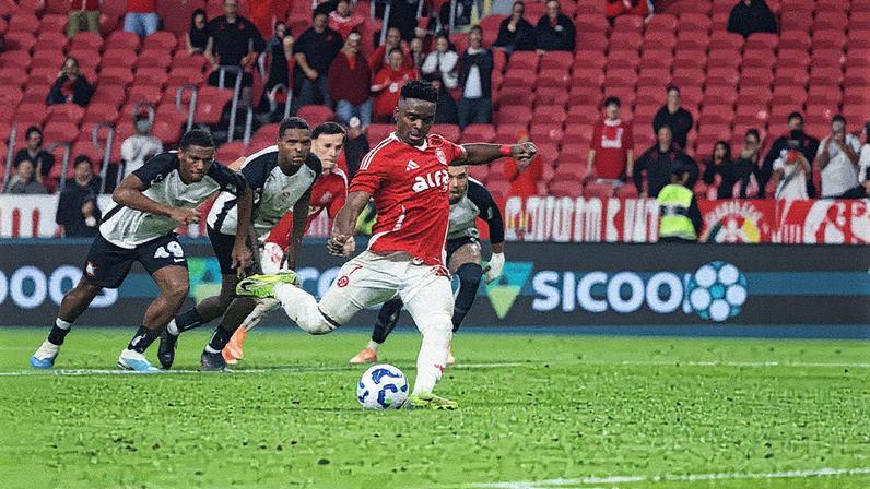 Carbonero cobra pênalti para empatar o jogo (Foto: Ricardo Duarte/SC Internacional)