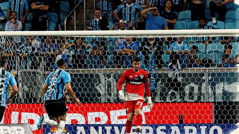 São Paulo perde para o Grêmio por 2 a 0 no Brasileirão. Análise aponta desorganização tática e mental do tricolor paulista - Créditos: Rubens Chiri/Saopaulofc.net