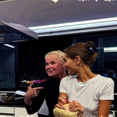 Sasha mostra momento na cozinha com Xuxa