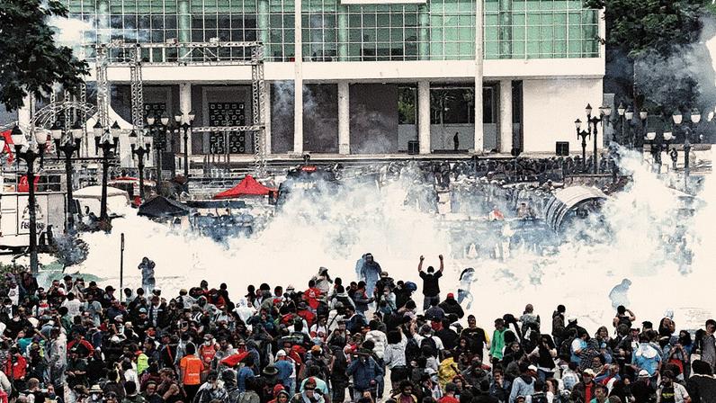 Precedente: manifestação de professores no centro cívico de Curitiba, em 2015. O julgamento do caso no STF terminou por responsabilizar os policiais pelos danos causados no combate. (Foto: Ivonaldo Alexandre/Gazeta do Povo/Arquivo)