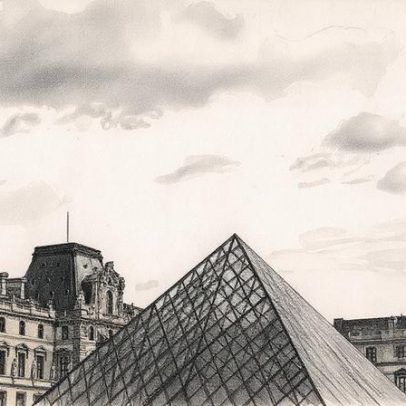 Janela quebrada do Louvre vira atração turística com reabertura após roubo