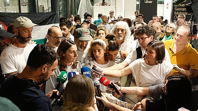 Activistas de la flotilla declaraban ante los medios a su llegada al aeropuerto de Madrid este lunes. / Jaunajo Martín (EFE)