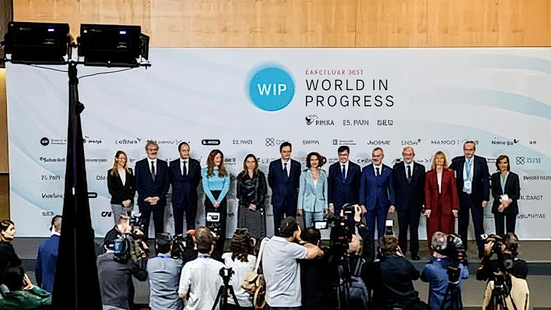 Fotografía de familia del WIP. De izquierda a derecha: Maria Eugènia Gay, segunda teniente de alcaldía del Ayuntamiento de Barcelona; Jaume Serra, director general de Radio y Negocio Audiovisual de PRISA Media; Jan Martínez Ahrens, director de EL PAÍS; Pilar Gil, vicepresidenta de PRISA y CEO de PRISA Media; Eva Menor, consejera de Igualdad de la Generalitat; Joseph Oughourlian, presidente de PRISA; María Jesús Montero, vicepresidenta del Gobierno de España; Salvador Illa, 'president' de la Generalitat; Jaume Collboni, alcalde de Barcelona; Jaume Duch, consejero de Acción Exterior y Unión Europea de la Generalitat; Lluïsa Moret, presidenta de la Diputación de Barcelona; Fernando Carrillo, vicepresidente de PRISA; y Vanessa Hernández, directora de Prensa de PRISA Media.