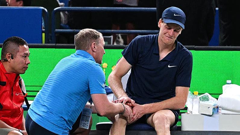 Jannik Sinner recebe atendimento médico durante sua partida contra o holandês Tallon Griekspoor no Masters 1000 de Shanghai (Foto: Hector Retamal / AFP)