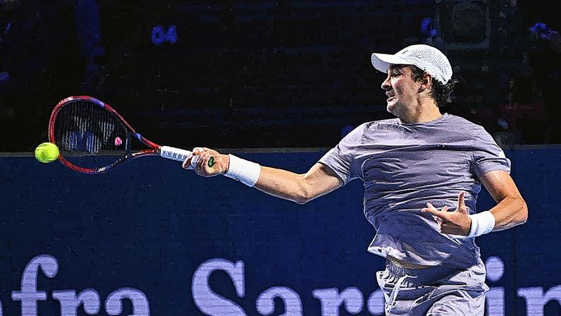 O forehand foi uma das armas de João Fonseca na final do ATP 500 da Basileia (Foto Fabrice COFFRINI / AFP)