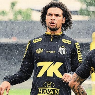 Desfalques comprometem meio-campo do Santos para duelo com o Vitória