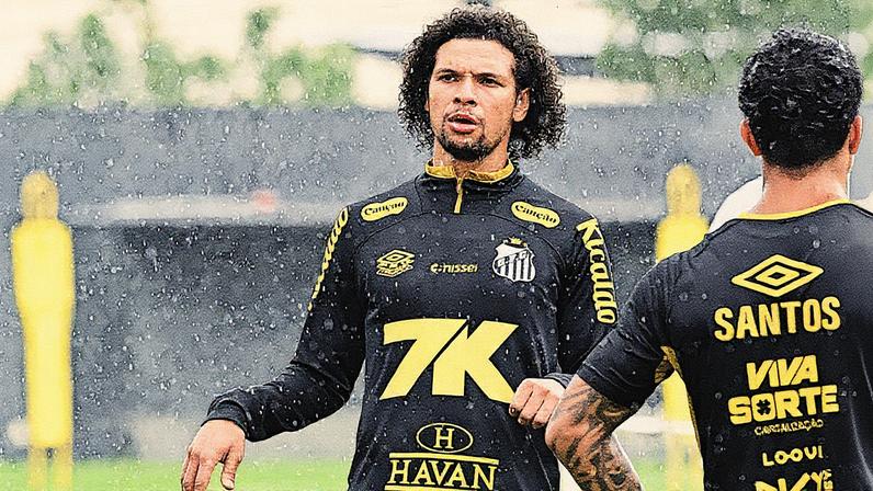 Willian Arão briga por uma vaga entre os titulares (Foto: Jota Erre/AGIF)