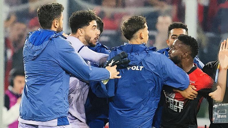 César, do Avaí, Mendoza e Carlos Terán, do Athletico, foram expulsos por confusão. Foto: Hedeson Alves/AGIF