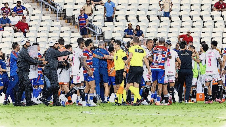 Confusão entre jogadores de Fortaleza e Vasco, em partida pelo Brasileirão (Foto: Baggio Rodrigues/AGIF)