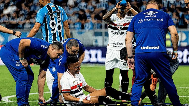 Wendell deixou o jogo de muletas (Foto: Maxi Franzoi/AGIF)