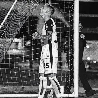 Corinthians vence o Vitória no fim e segue na briga por Libertadores