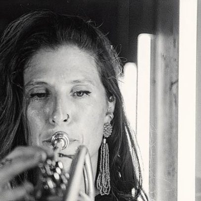 Alejandra Gala Bridges quer ouvir a música