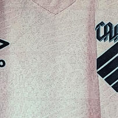 Athletico apresenta camisa especial em apoio ao Outubro Rosa com fotos